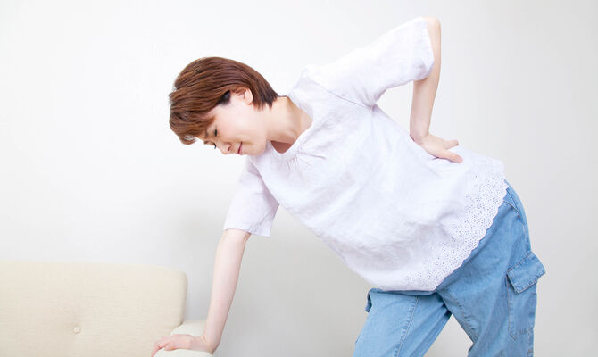 腰を痛めた女性