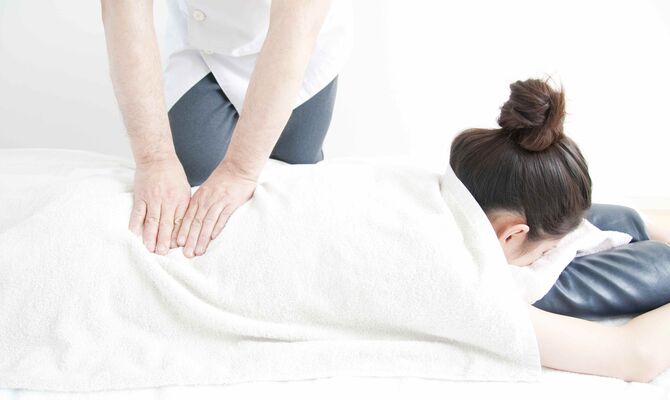 背中の施術を受ける女性